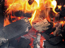 Load image into Gallery viewer, Big Green Egg 100% Natural Oak Hickory Lump Charcoal 8kg