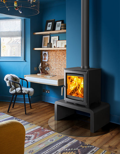 Hunter Stoves Parkray Aspect 5 Eco wood-burning fireplace with black handle on a bench with hearth, featuring standard legs.