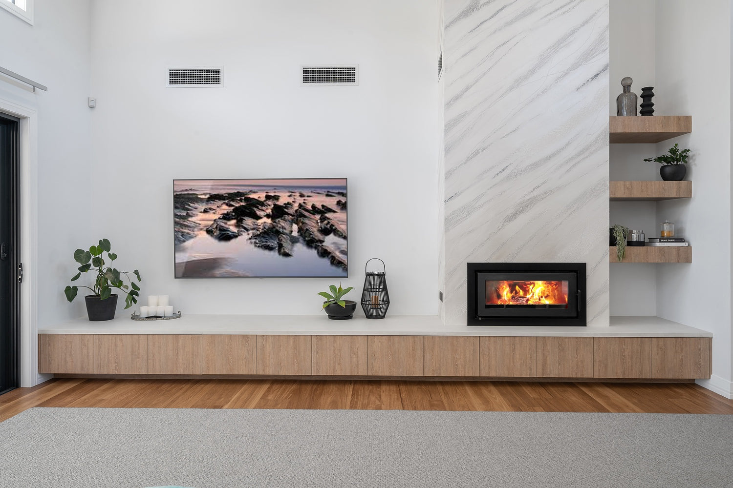 Kemlan C900 fireplace insert from Masonry Series 2 with fixed handle, designed for wood-burning fireplaces.