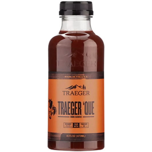 Traeger 'Que BBQ sauce in 473ml bottle, a flavorful rub and seasoning for grilling and smoking meats.