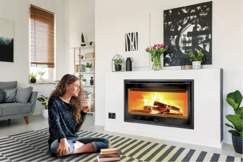 Lacunza Loire 800 wood fireplace with complete fans and fascia, showcasing its modern design and sleek exterior.