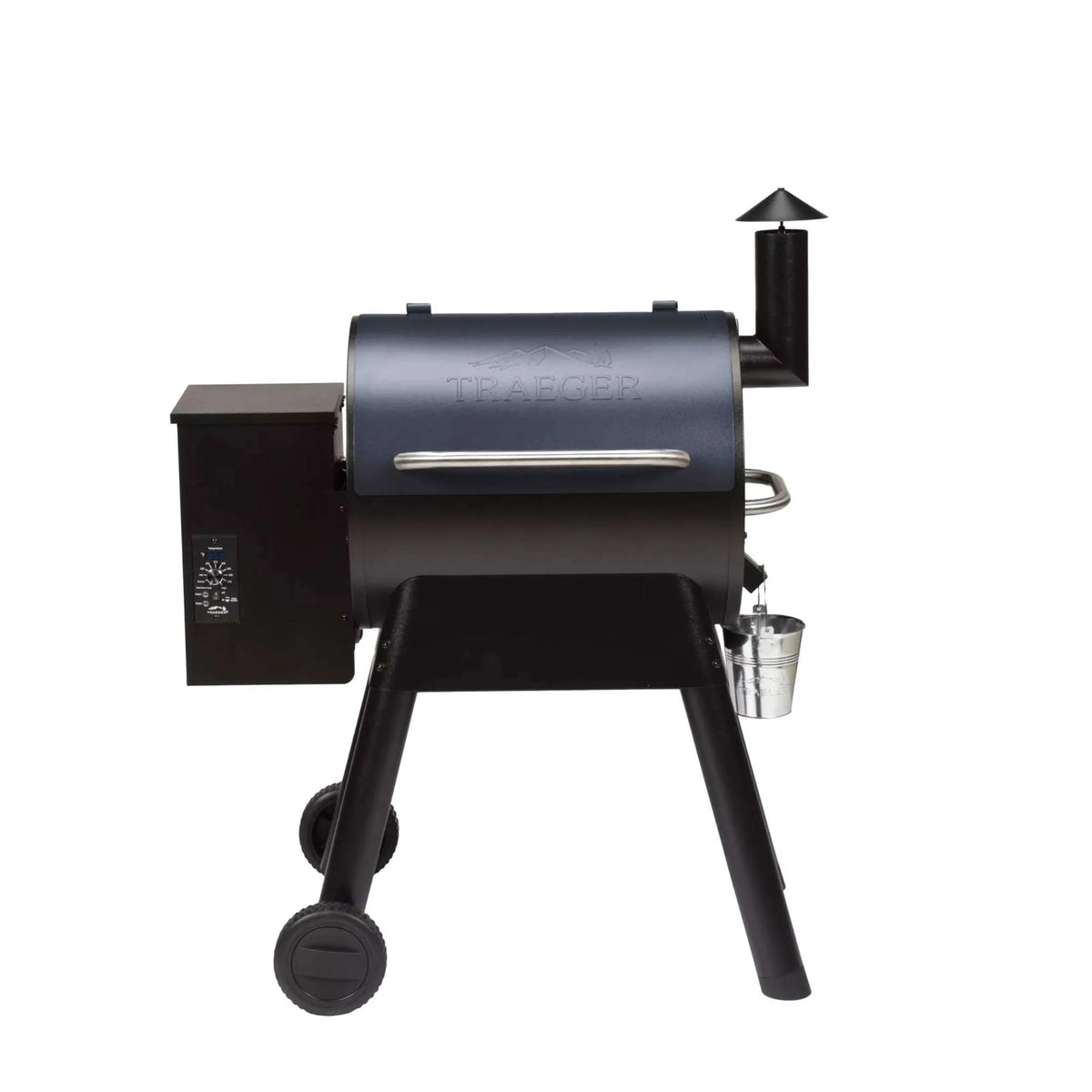 Pellet BBQ grill Traeger PRO 22 with stainless steel lid and digital control panel, ideal for outdoor grilling and smoking.